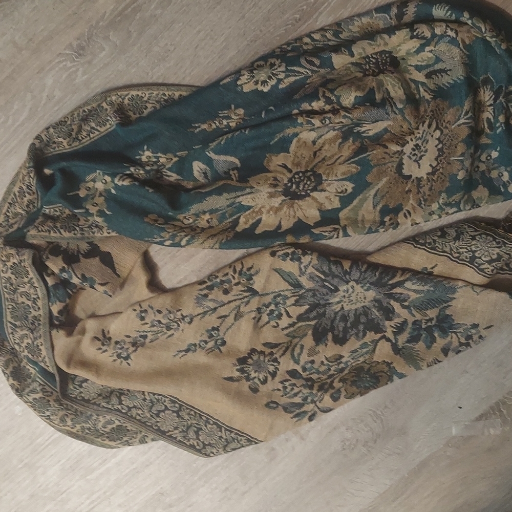 Beautiful nwt composite material scarf